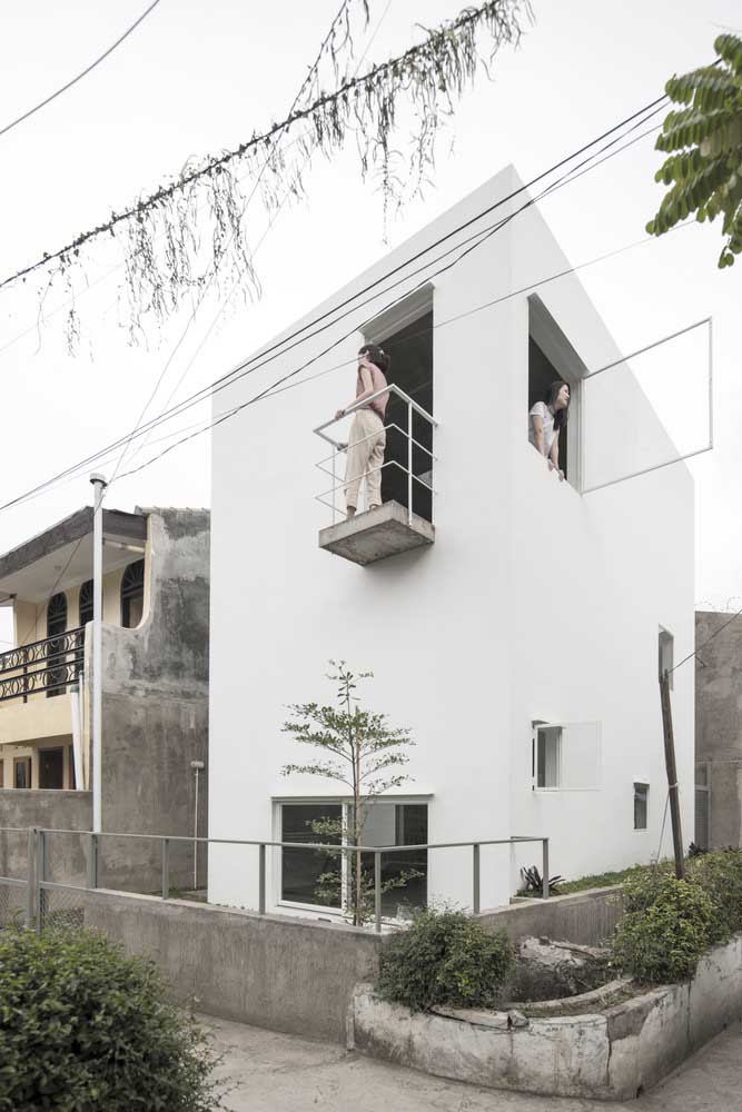 Casa moderna simples e pequena com fachada branca