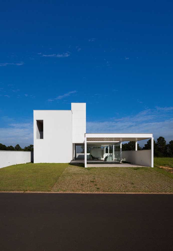 Linhas retas marcam essa outra fachada moderna com amplo espaço verde na frente