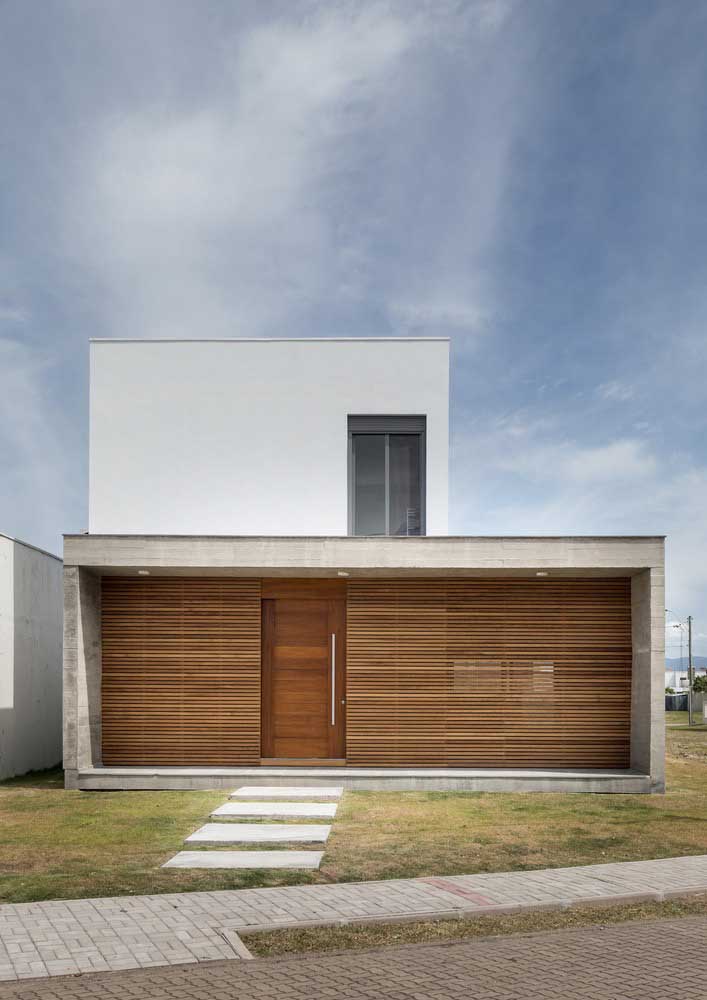 O uso da platibanda é um recurso frequente utilizado pelos arquitetos para criar fachadas de casas modernas