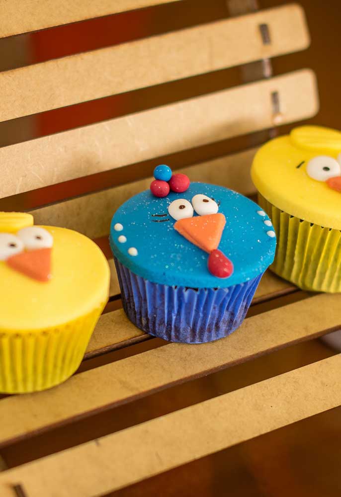 Personalize o cupcake com a carinha dos personagens principais da Galinha Pintadinha.