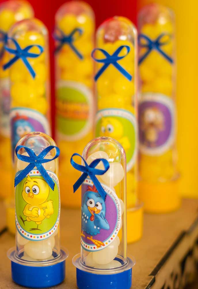 Para decorar as embalagens de guloseimas, basta usar adesivos personalizados com o tema.