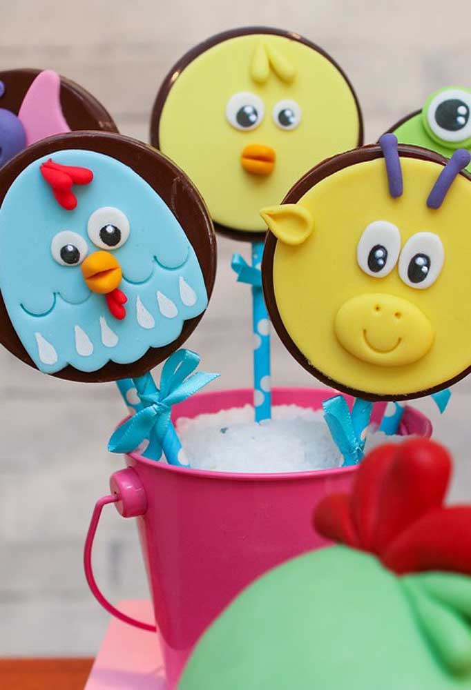 Mais guloseimas com a carinha dos personagens da Galinha Pintadinha.