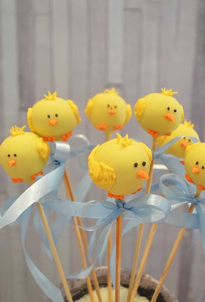 O pintinho amarelinho se transformou em cake pop.