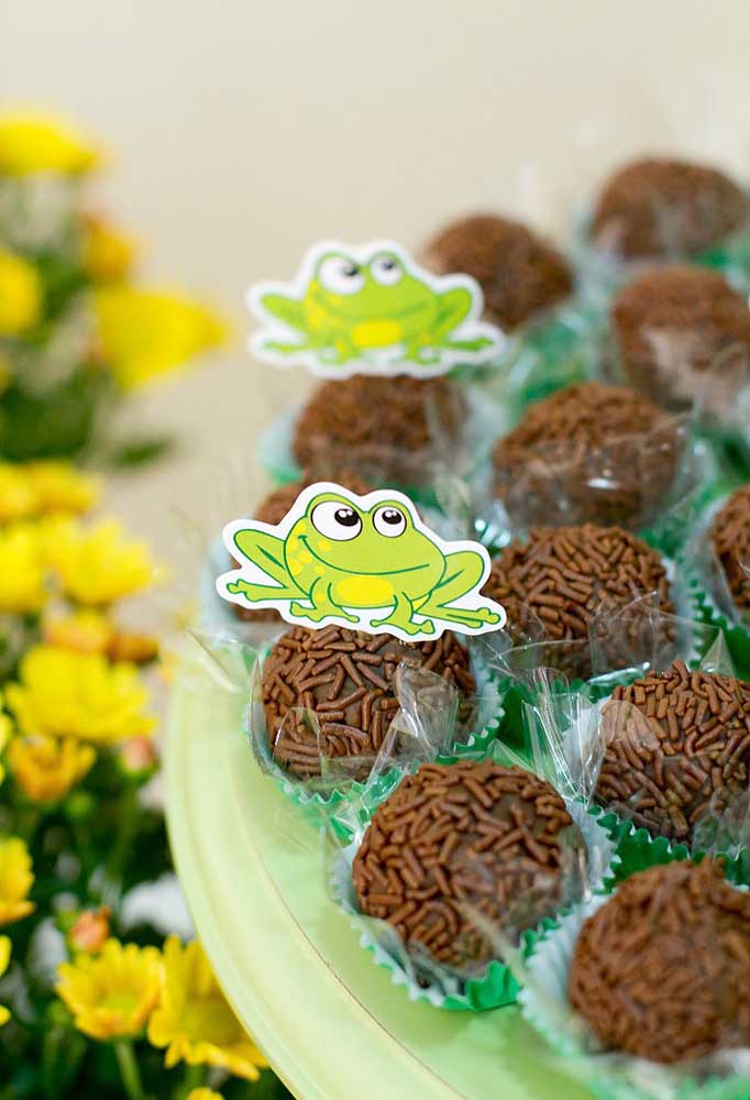 Espalhe os elementos decorativos por todos os cantos da festa, especialmente na mesa de doces.