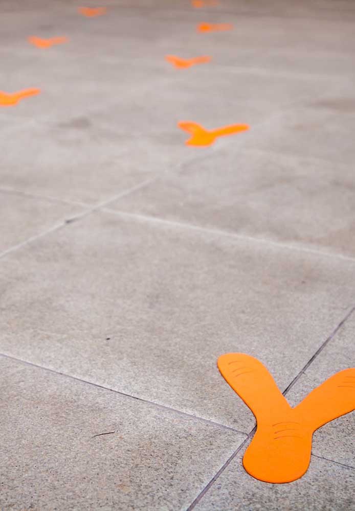 Olha que ideia mais criativa! Distribuir as pegadas das Galinhas Pintadinhas pelo salão.