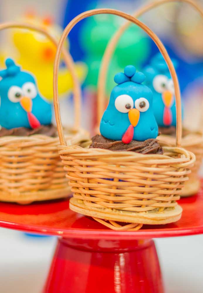 Na hora de servir coloque os doces personalizados dentro de cestinhas para combinar com a decoração da festa.