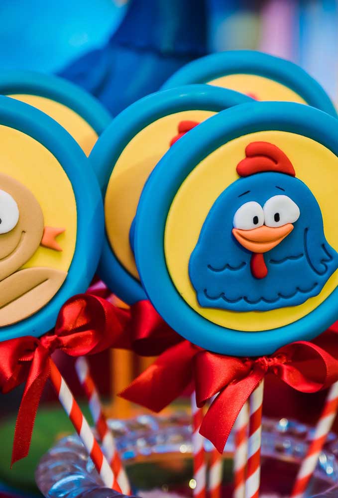 Use bastante os personagens na decoração.