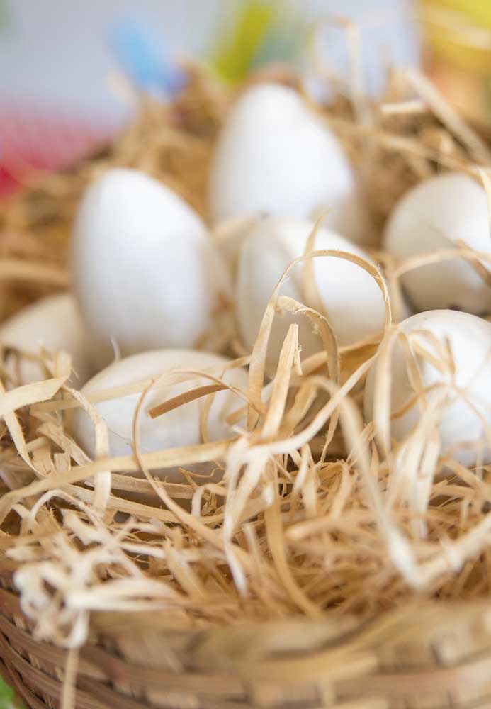 Que tal usar ovos de verdade na decoração com o tema Galinha Pintadinha?