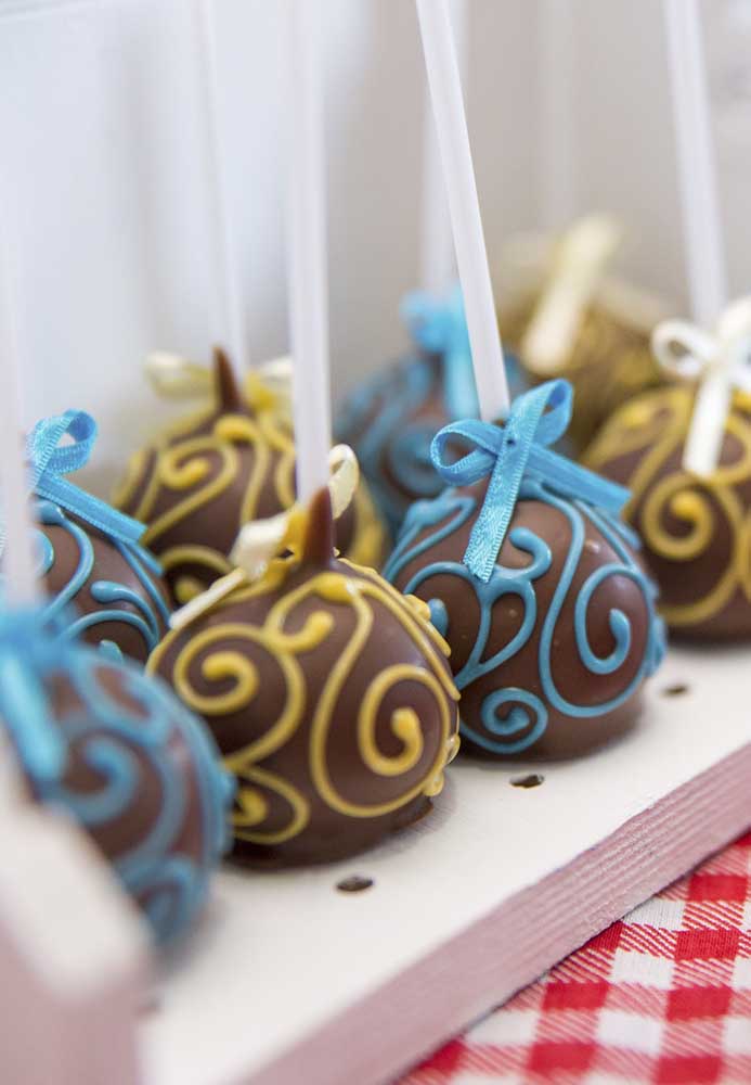O cake pop pode ser decorado apenas com as cores do tema.