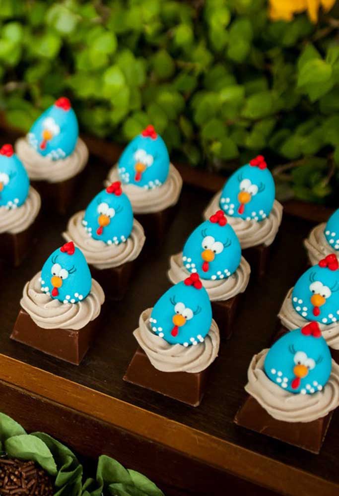 Olha que gracinha a galinha pintadinha no topo dos docinhos.