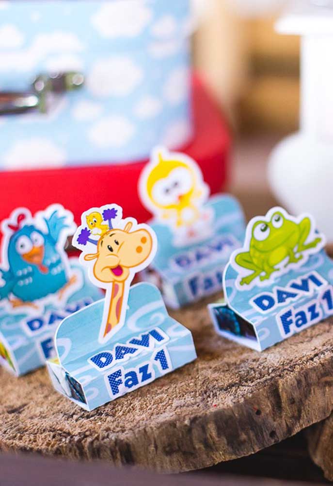 Você também pode personalizar as guloseimas com peças feitas de papel.