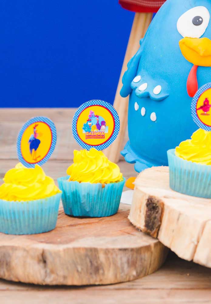 A mistura do azul com o amarelo fica perfeita na decoração.