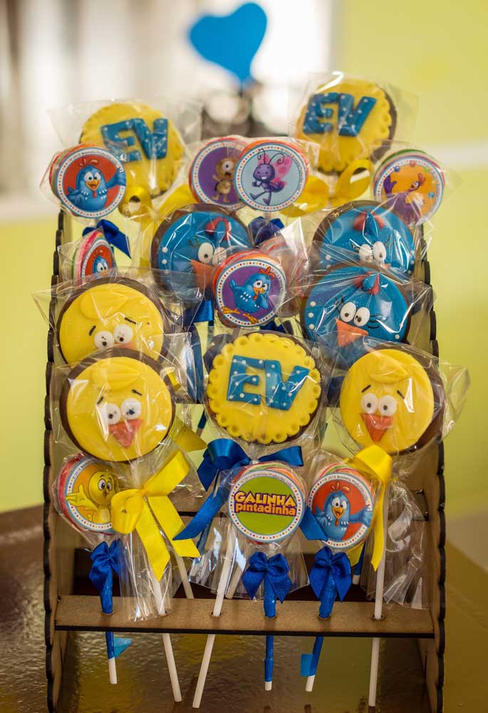 Quem não ama chocolate? Distribua muitos pirulitos de chocolate para as crianças.