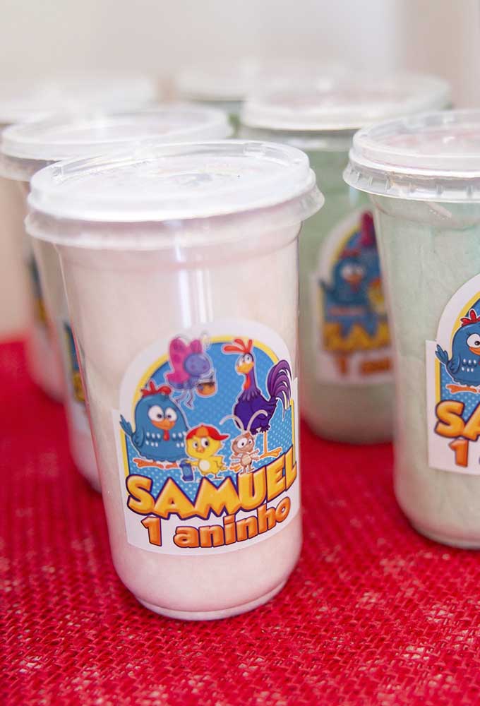 Que tal personalizar os copos das bebidas com o tema e o nome do aniversariante?