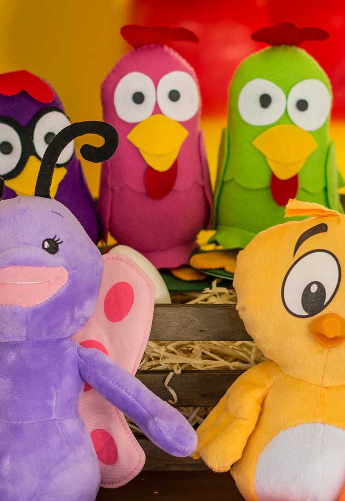 Use e abuse dos personagens da turma da Galinha Pintadinha no formato de pelúcia, pois as crianças vão adorar!