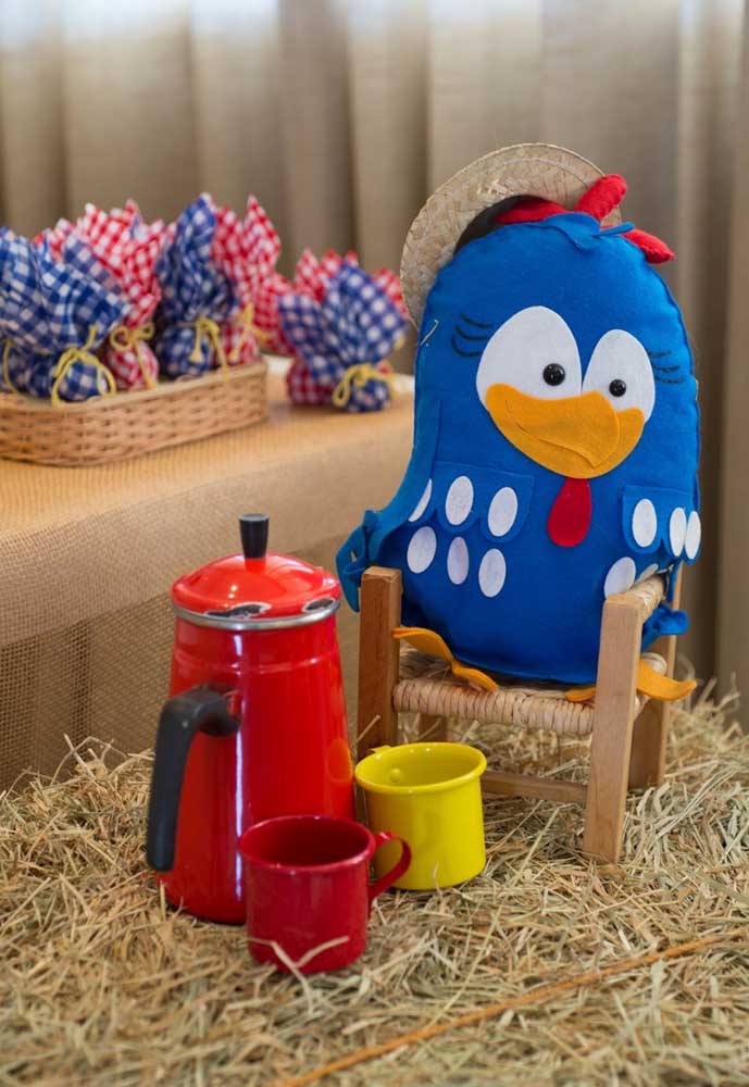 Faça uma decoração no ritmo de fazenda, pois combina muito bem com a Galinha Pintadinha.