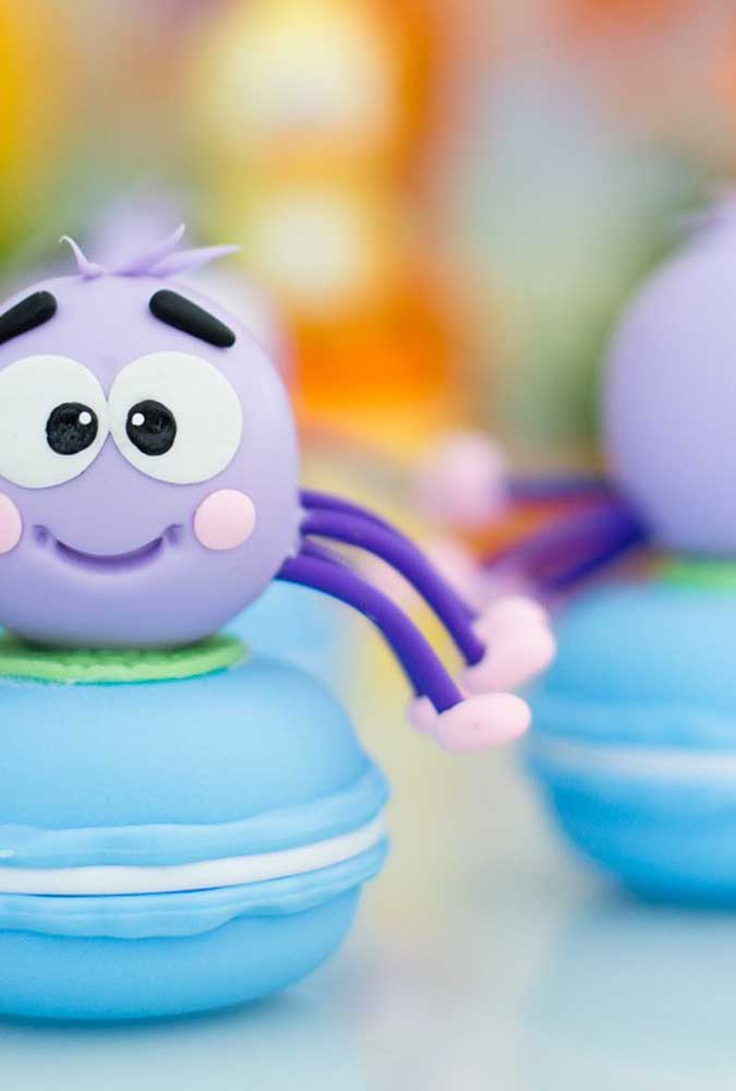 Prepare alguns docinhos no formato dos personagens para combinar com o tema Galinha Pintadinha.