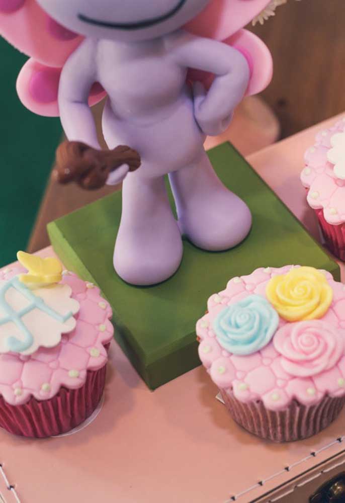 Use pasta americana ou biscuit para modelar no formato que você deseja.