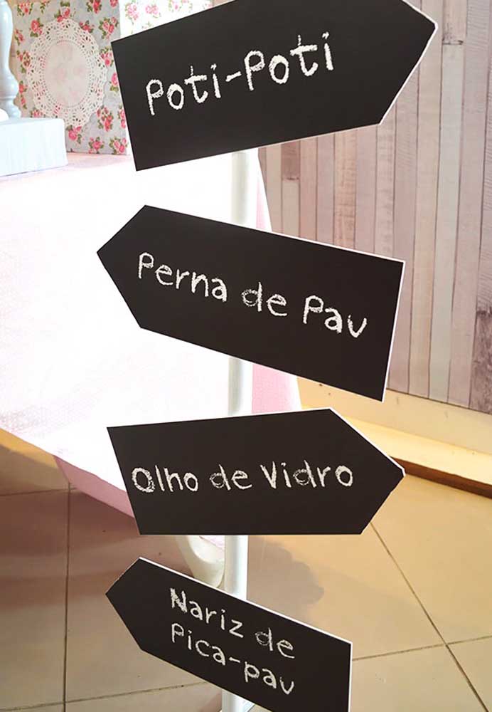 Que tal preparar algumas placas indicativas com as principais músicas da Galinha Pintadinha?
