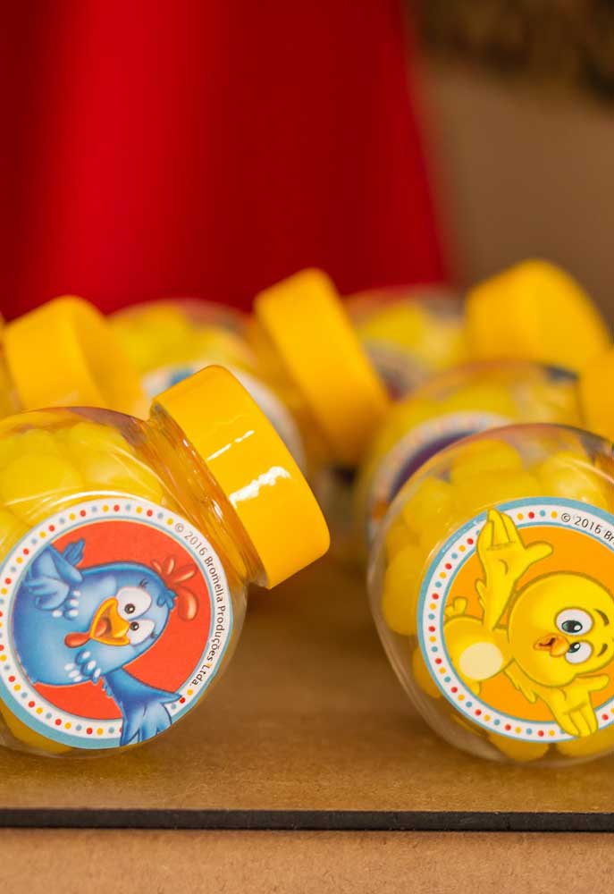 Para isso, compre guloseimas com as cores do tema e personalize as embalagens com adesivos.