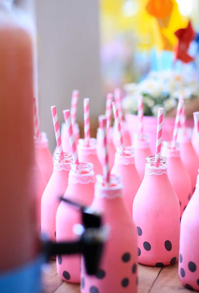 Quer personalizar as garrafas de bebidas da festa? Pinte ou forre com tecido no tom rosa e depois cole alguns círculos pretos para parecer um porquinho.