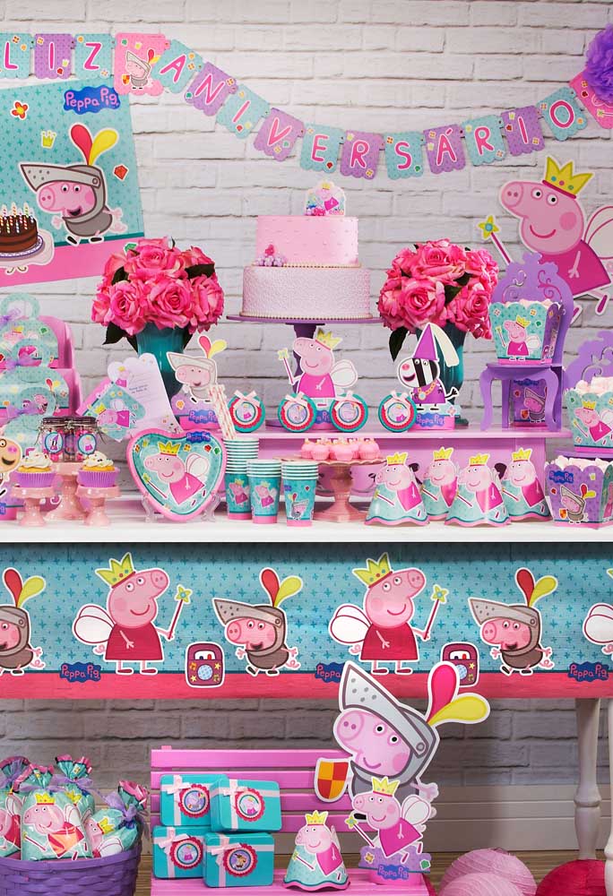 Aposte nos tons rosa, lilás e tiffany para fazer uma bela decoração com o tema Peppa Pig.