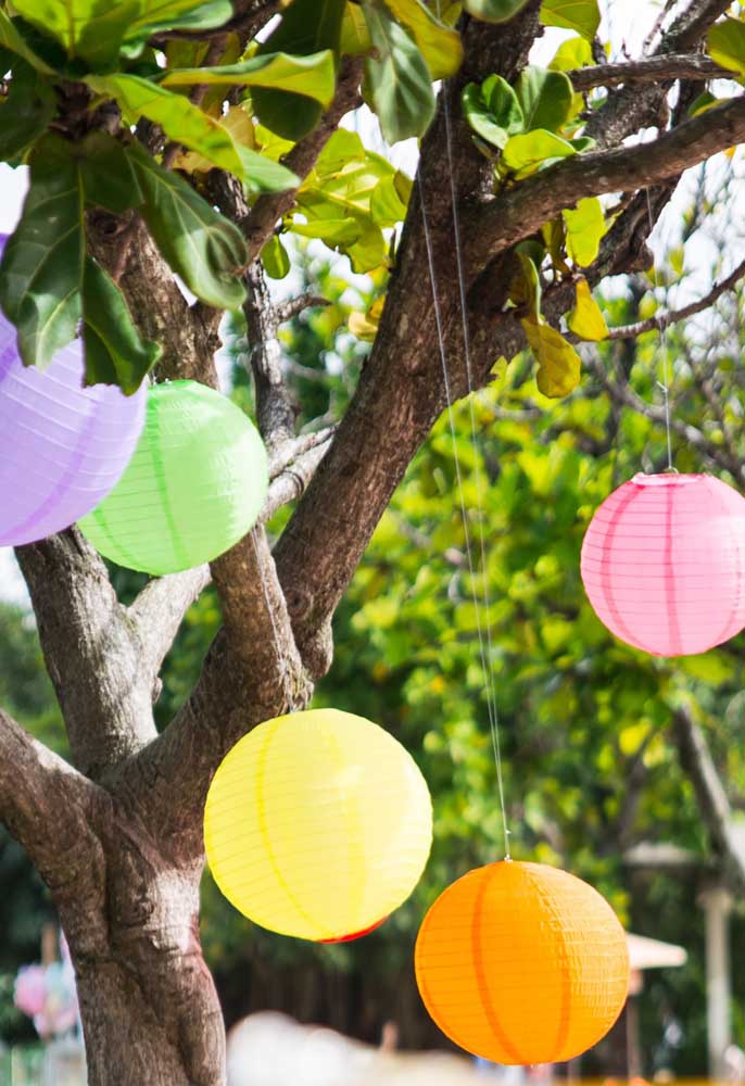 Use balões para enfeitar as árvores do local.