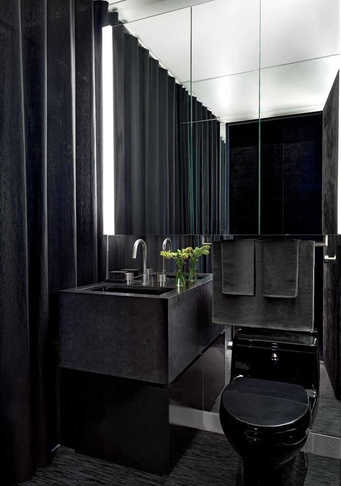 Que tal um banheiro todo preto com pia esculpida em granito preto?