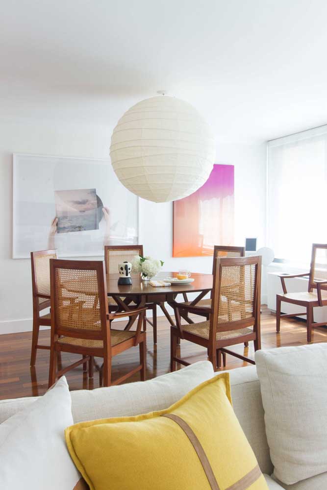 Para o dia a dia, as cinco cadeiras em torno da mesa são suficientes. Se chegar visita é só aproximar a cadeira que está no canto