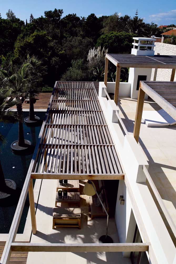 Nessa área externa foram construídos três pergolados de madeira simples