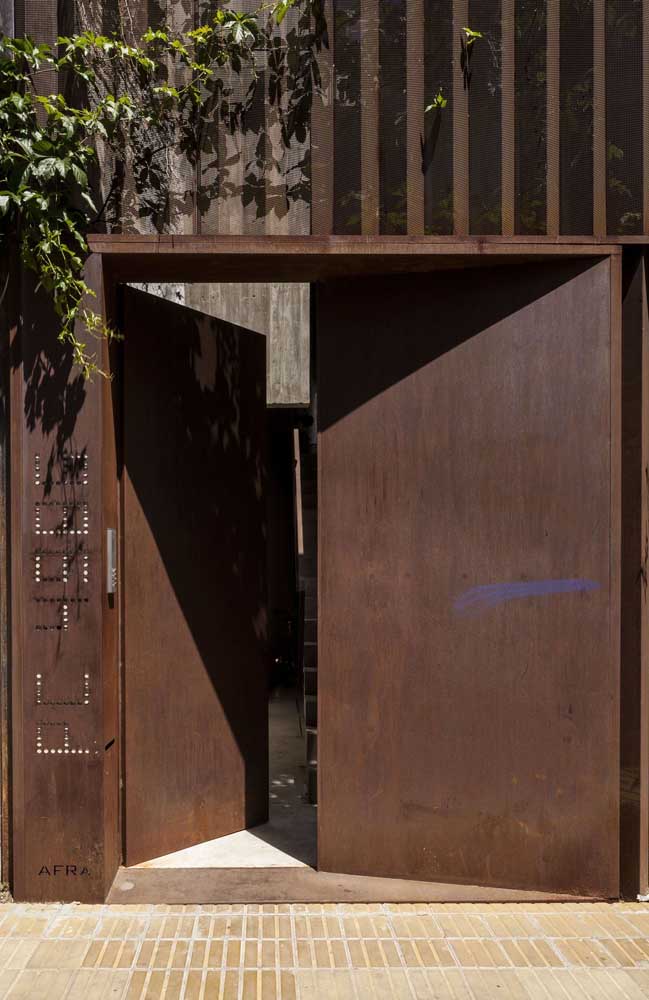 Moderna, essa porta de entrada duas folhas optou pelo aço corten