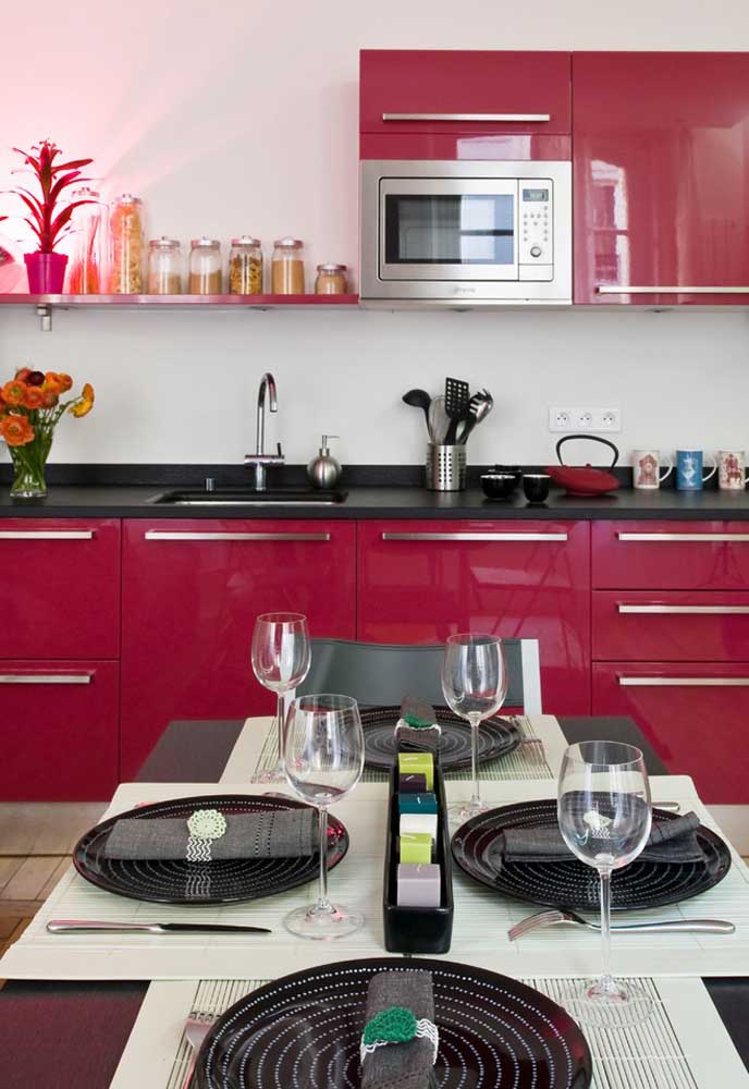 O que acha de fazer uma combinação com as cores preto e rosa na hora de decorar a cozinha?