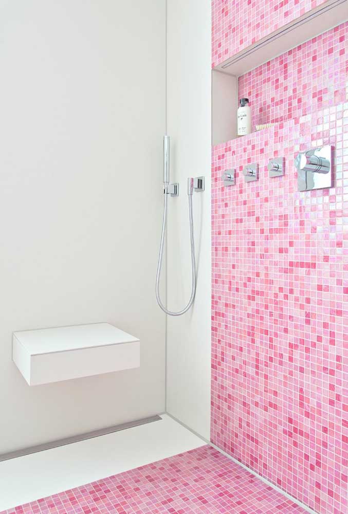 Ao invés de pintar a parede de rosa, use ladrilhos nesse tom. O resultado é surpreendente!