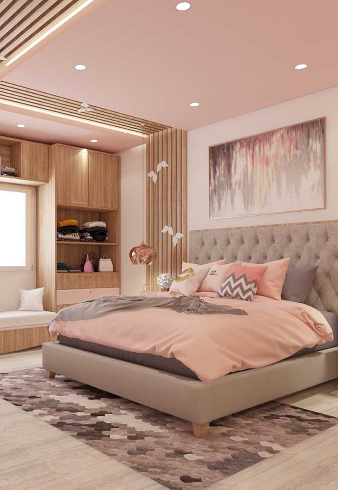 Olha como esse quarto ficou espaçoso e aconchegante com a decoração usando os tons de rosa e cinza.