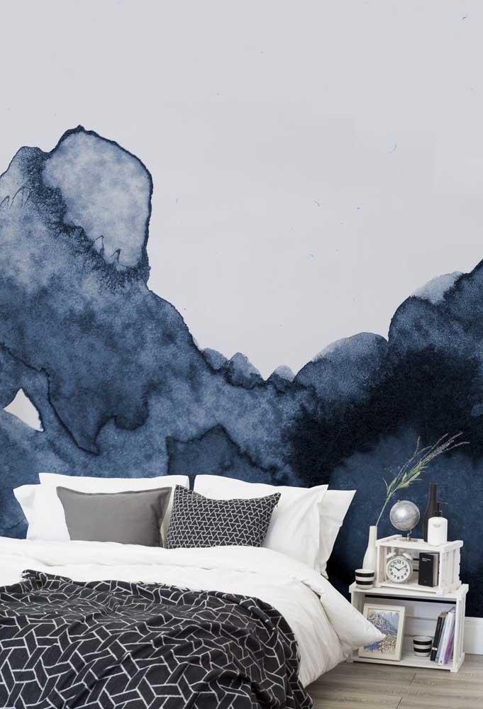 Que linda aquarela azul marinho na parede do quarto do casal! Uma inspiração e tanto para sua casa