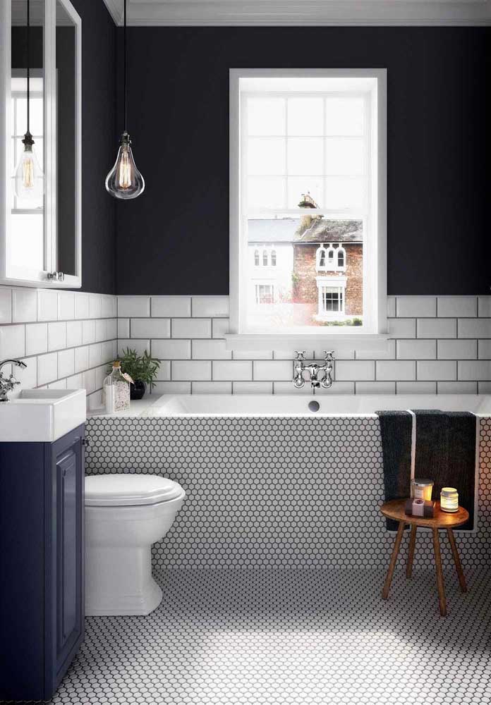 O clássico banheiro preto e branco ganhou um quê a mais com o armário da pia azul marinho