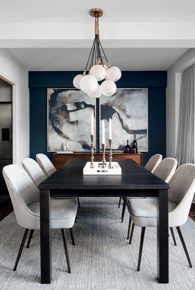 Dá para ser mais elegante e refinado do que essa sala de jantar branca com parede azul marinho?