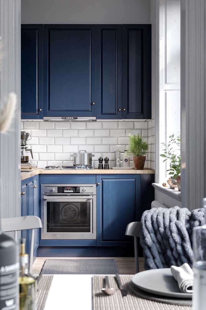 Um charme essa cozinha azul marinho; para iluminar o ambiente também foi usado branco