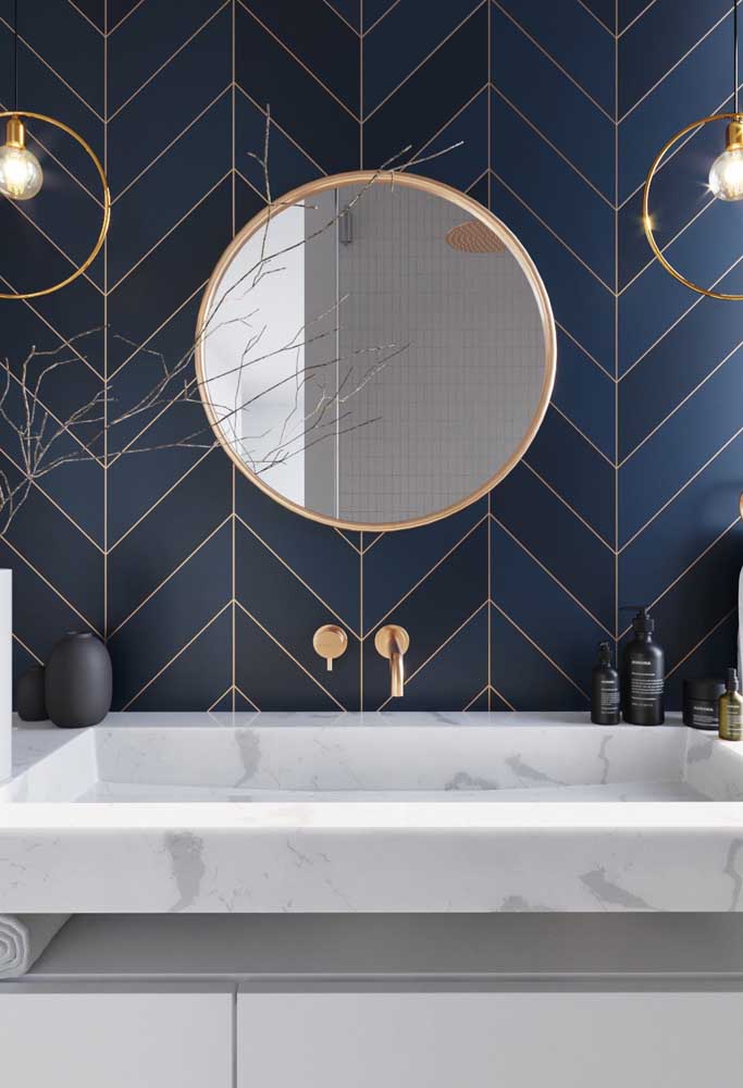 E o que falar desse lavabo com azulejos azul marinho? A proposta ficou ainda mais incrível com o uso do dourado