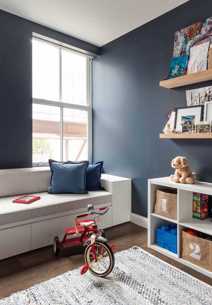 Quarto infantil com paredes azul marinho