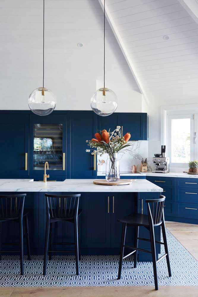 A cozinha ampla e espaçosa trouxe o azul marinho para compor grande parte do projeto