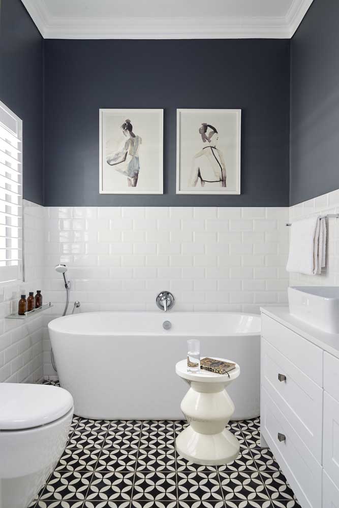 Banheiro moderno e de tendência minimalista com a metade superior da parede pintada de azul marinho