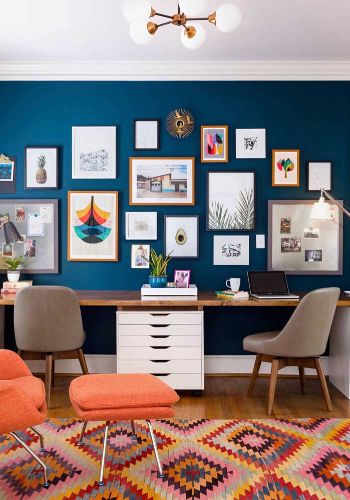 No home office, o azul marinho traz descontração, especialmente quando unido aos tons quentes e vibrantes dos detalhes