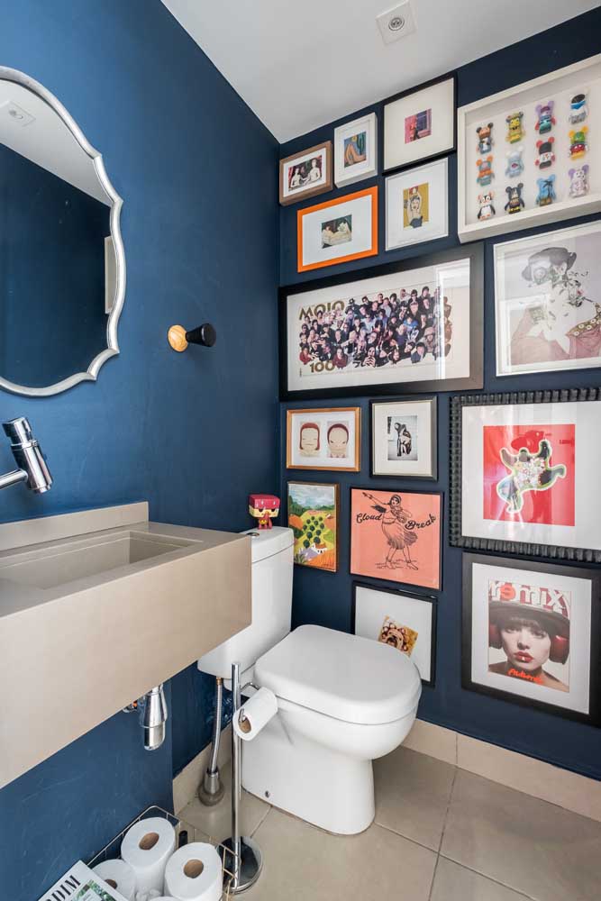 Um banheiro descontraído e jovial pintado de azul marinho