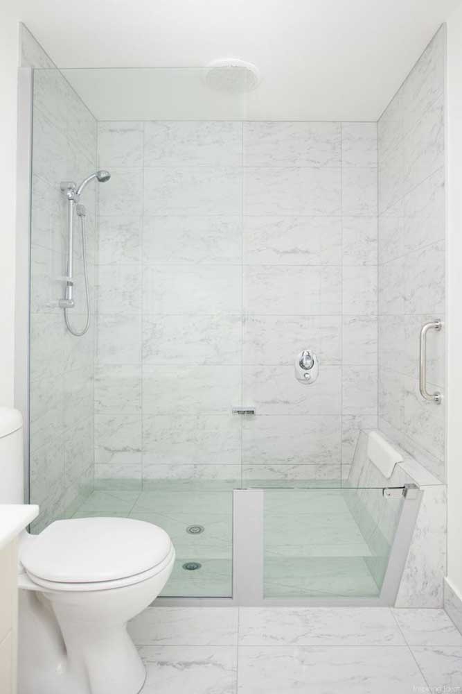Banheiros em tons claros são os preferidos; para conseguir esse efeito foi usado aqui azulejos brancos com pequenos detalhes em cinza