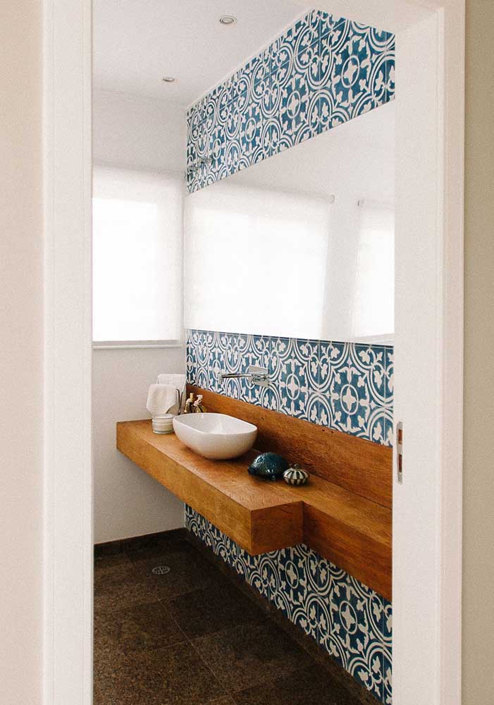 Que linda inspiração de azulejos em estilo português para o banheiro