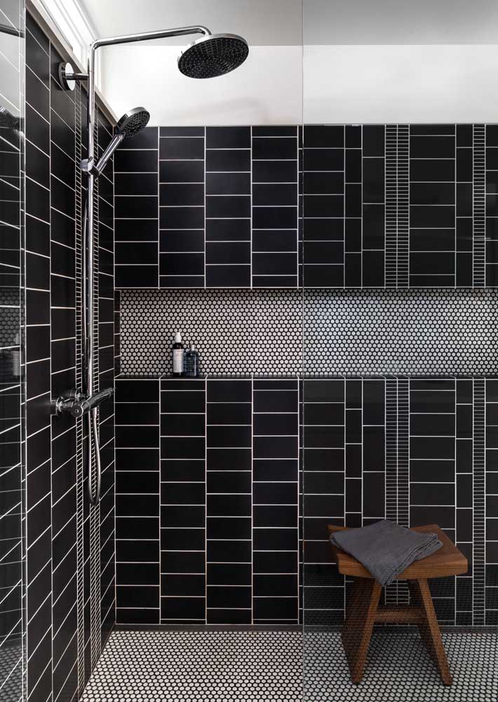 Que estilo incrível! Esse banheiro super moderno trouxe peças na cor preta para os azulejos que foram aplicados em formatos diferentes