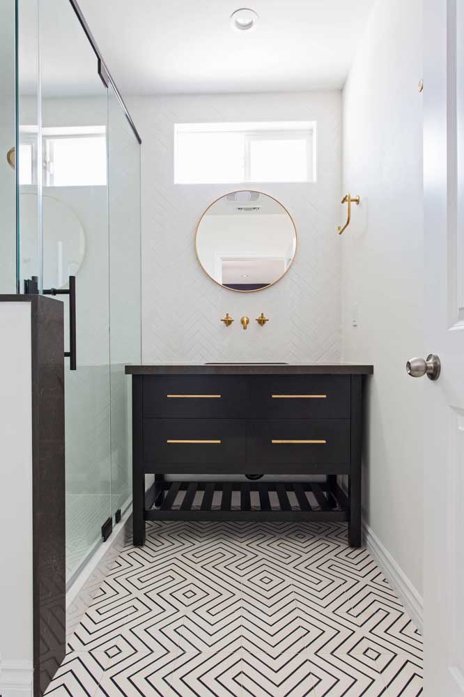 Azulejos brancos ficam ótimos em banheiros simples