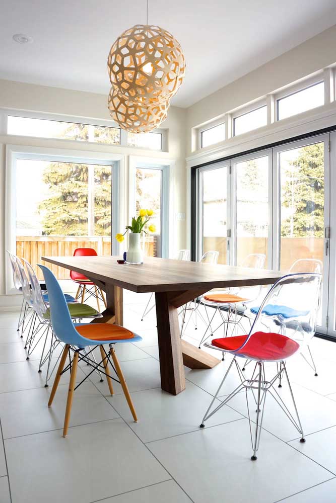 Que sala de jantar linda! As cadeiras de acrílico com almofadas coloridas mudaram totalmente o estilo do ambiente