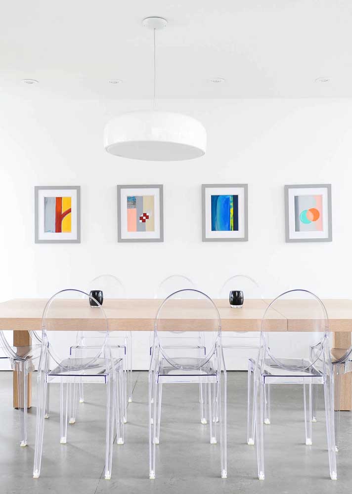 Sala de jantar moderna e minimalista com cadeiras Ghost em acrílico transparente